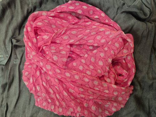Tavaszi női sál pink alapon fehér minta