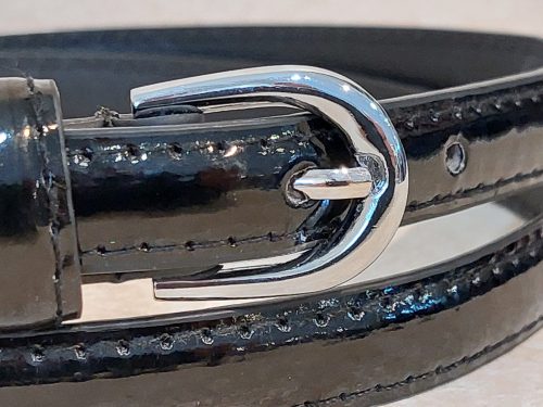 Női öv- Fekete színű, lakhatású fényes felülettel készült női öv, ezüstszínű fém csattal 14mm.