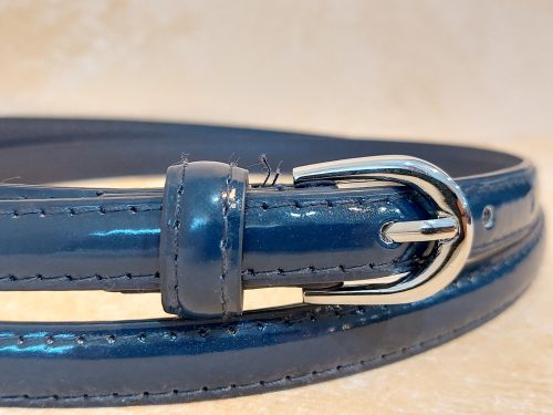 Női öv- Sötétkék színű, lakhatású fényes felülettel készült női öv, ezüstszínű fém csattal 14mm.