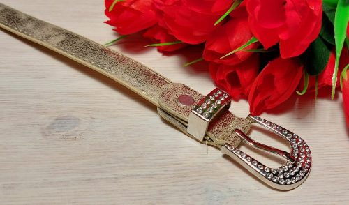 Női öv- Aranyszínű, bőrhatású női öv, strasszkövekkel díszített csattal és bújtatóval 17mm. 