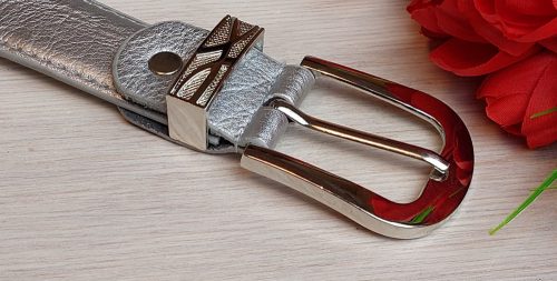 Női öv- Ezüst színű, bőrhatású női öv fém csattal 27mm.