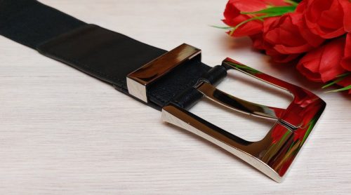 Női öv- Fekete színű, rugalmas anyagból készült gumis, bőrhatású női öv 50mm.