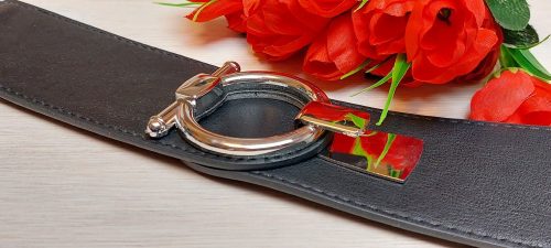 Női öv- Fekete színű, rugalmas anyagból készült gumis, csatt nélküli bőrhatású női öv 50mm.