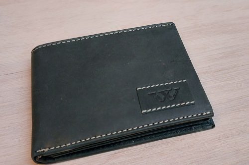 FÉRFI VALÓDI BŐR PÉNTÁRCA WILD ACTIVE FEKETE SZÍNBEN, OLAJZÖLD ÁRNYALATTAL, RFID VÉDELEMMEL, EREDETI DÍSZDOBOZÁBAN X