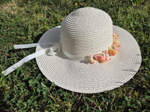 Női nyári szalmakalap, masnival, apró virágokkal 57 cm, 