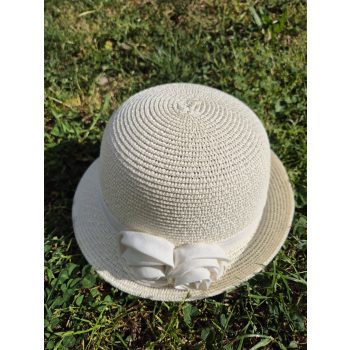 Női nyári szalmakalap, szaténvirággal, 57 cm, 