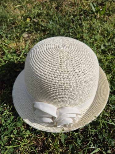 Női nyári szalmakalap, szaténvirággal, 57 cm, 